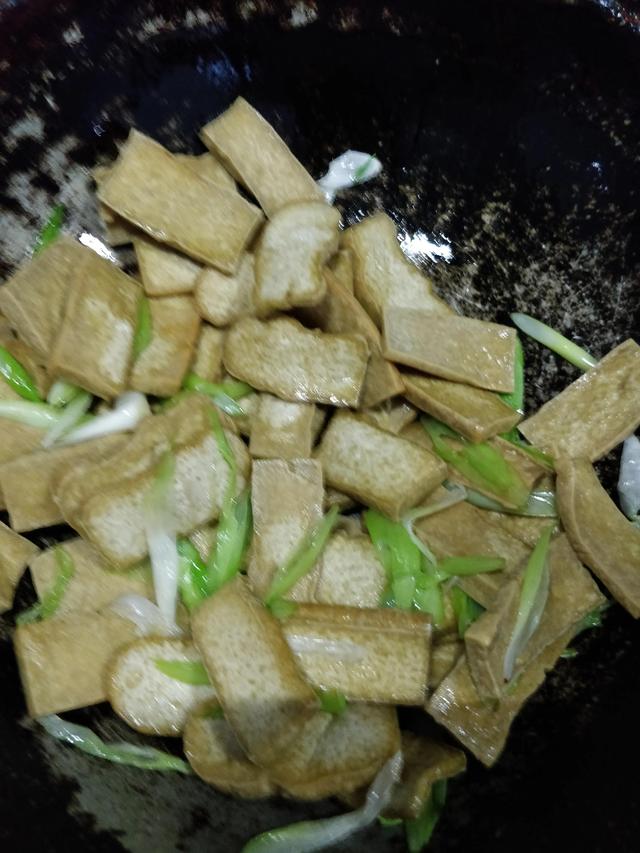 大葱炒豆腐的做法，大葱炒豆腐家常做法大全（家庭版本的营养美食）