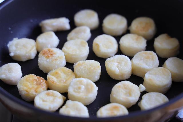 金针菇怎么做好吃，金针菇怎么做好吃又简单（金针菇这个吃法真的太好吃了）
