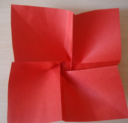 怎么用纸剪花朵，怎么用纸剪花朵视频（玫瑰花的折法）