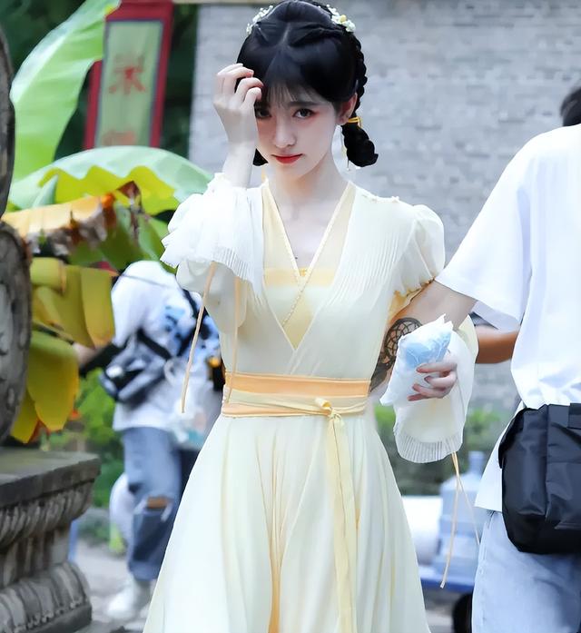 鞠婧祎花戎最新路透，鞠婧祎路透照：高鼻子大粗眉