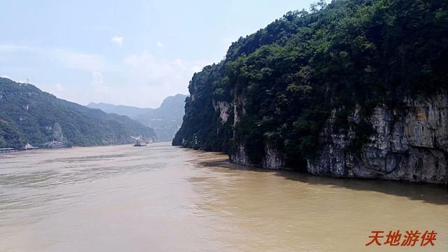 葛洲坝和三峡大坝，长江的水利枢纽三峡葛洲坝（湖北宜昌：乘船过葛洲坝）