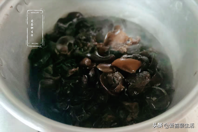 炒鸭蛋怎么做好吃，炒鸭蛋怎么做好吃窍门（春季少吃鸡蛋多吃鸭蛋）