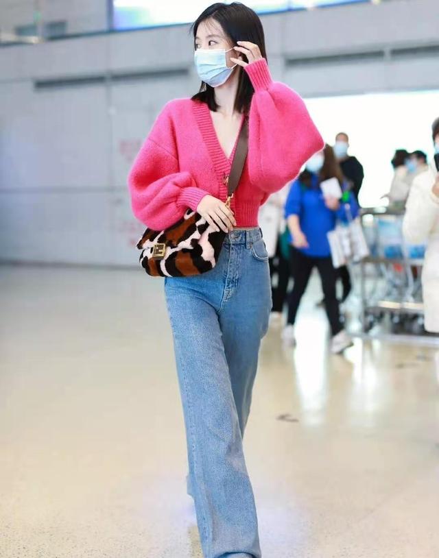 皮衣搭配什么裤子，皮衣有哪些搭配技巧（“乔欣”不愧是时尚达人）