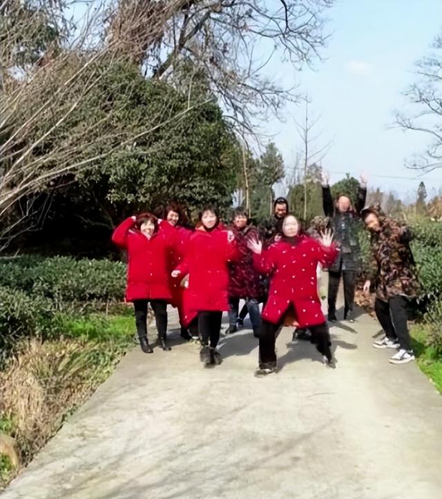 一家人的微信群名，适合一家人的微信群名（女子家族群通知统一穿棉睡衣聚会）