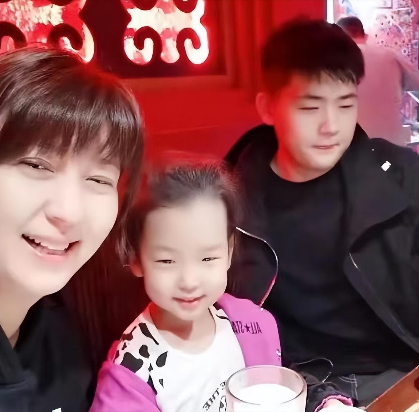 2015年离婚后,闫学晶对待感情特别低调,一直没有透露现任丈夫马东明的