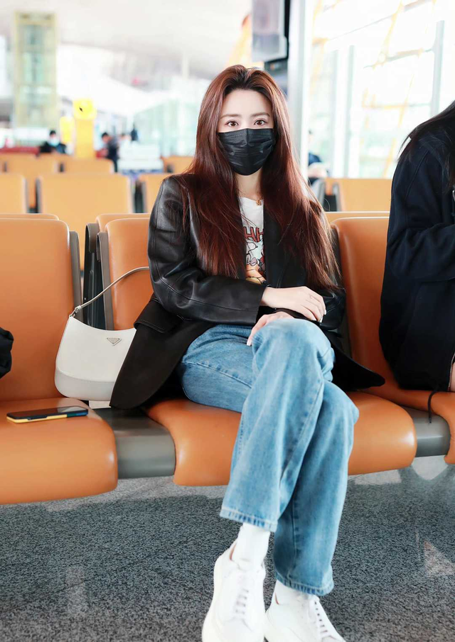 徐璐简直是基础款的搭配达人，简单大方接地气（皮质西装配牛仔裤又飒又美）