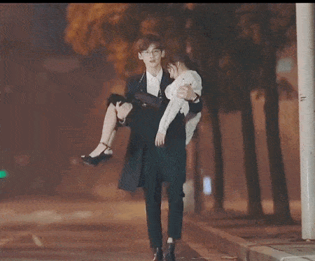 男生公主抱我证明什么（明明体虚抱不动）