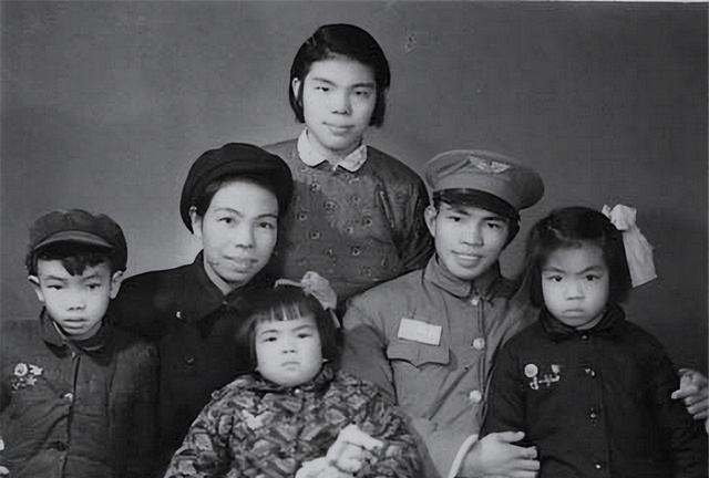 余光文的人物简介，余光中的简介与生平事迹（中国人民革命摄影事业的奠基人）
