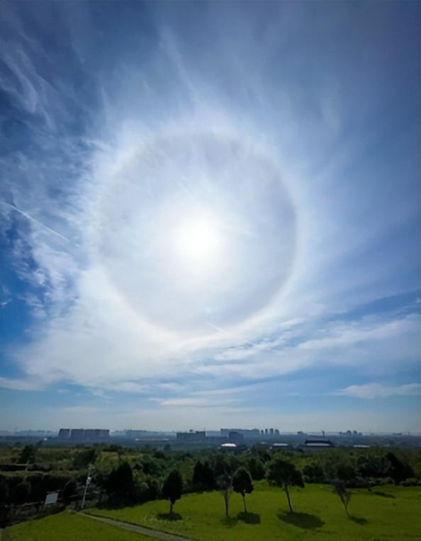 太阳周围有一圈彩虹，太阳周围为何会出现彩色光环（太阳登场自带“彩虹光环”）