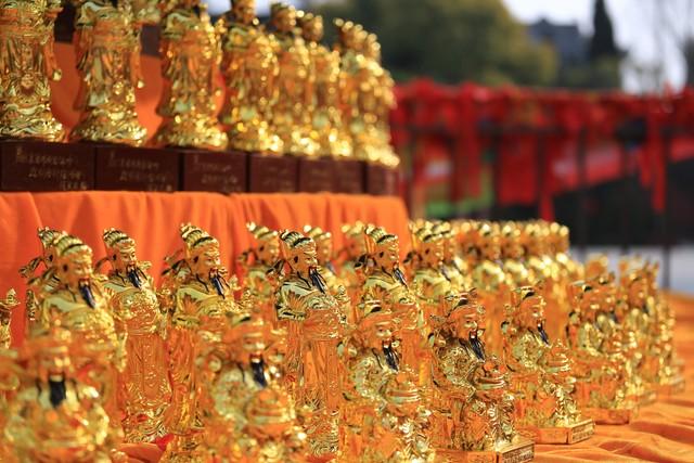 今天的财神方位是什么位置，今日财神方位在哪里（今年哪天接财神祭财神）