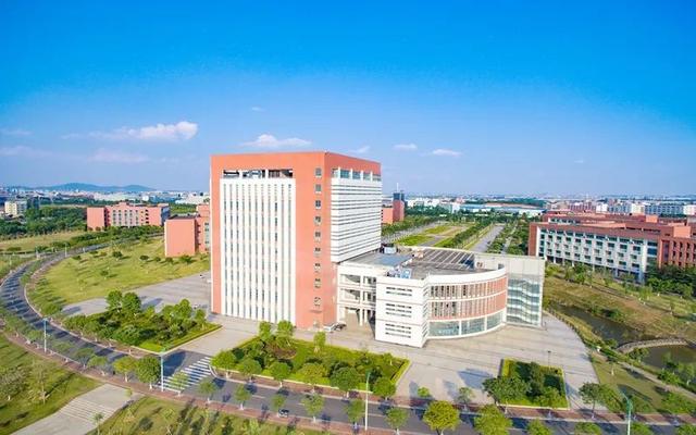 广东理工学院鼎湖校区，广东理工学院鼎湖校区有什么专业（广东这些大学竟然这么偏僻）