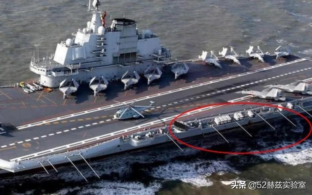 航母甲板两侧“钓鱼竿”实为拦阻索引导杆，专用于舰载机着舰时精准钩住拦阻索确保安全降落。