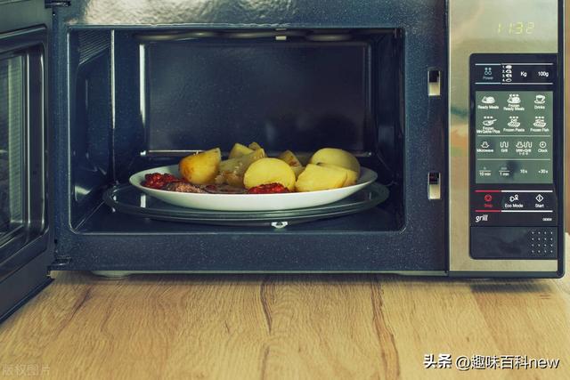 微波炉怎么热菜，怎样选择微波炉热菜（微波炉是如何给食物加热的）