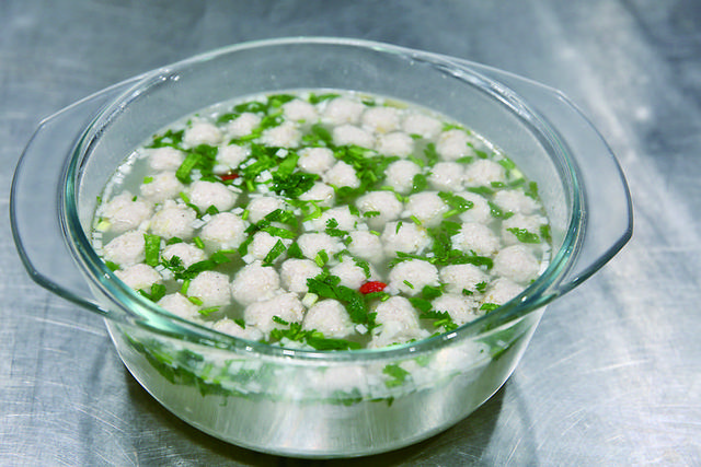 汆丸子汤的制作，清淡爽口的生汆丸子汤