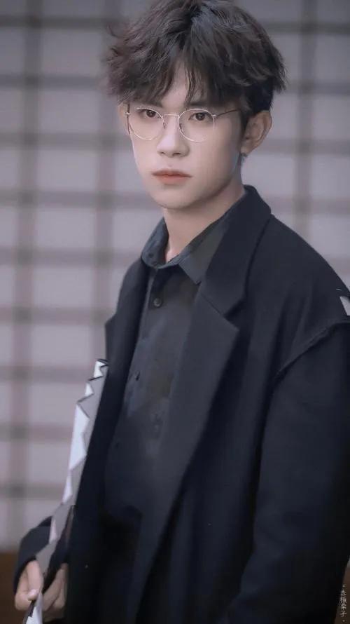 易烊千玺的真实年龄，易烊千玺14岁到17岁外貌变化（“谦逊低调”的易烊千玺）