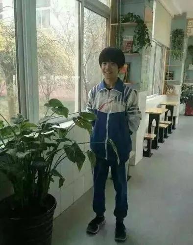 易烊千玺的真实年龄，易烊千玺14岁到17岁外貌变化（“谦逊低调”的易烊千玺）