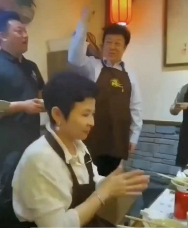 个人简介董文华，60岁董文华和众星吃火锅