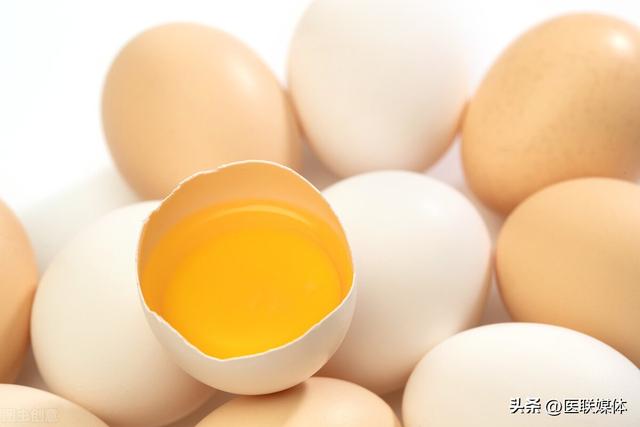 水煮鸡蛋要煮多久，鸡蛋煮多长时间最合适（开水冲鸡蛋比水煮蛋）