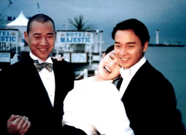 霍凡：嫁给大12岁张丰毅，结婚28年却不要孩子，她到底图什么？