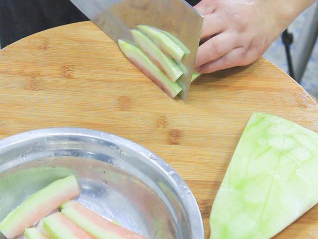 生凉瓜的功效与作用，生凉瓜的功效与作用是什么（夏天多吃“凉瓜”）