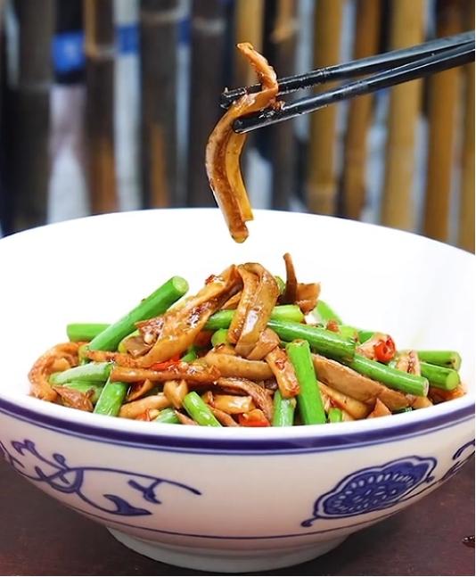 猪蹄怎么炖补气血补肾，什么煲猪蹄最补气养血（猪身上有2个“宝贝”）