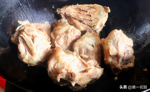 炖排骨汤的做法，清炖排骨汤的做法（放料越多越难吃）