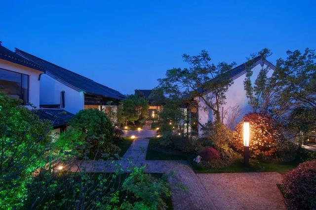 清夜是什么意思，香港夜清是什么意思（​八首清夜诗词：觅一处静谧）