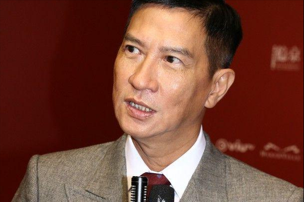 关咏荷弟弟不幸去世，张家辉称已办妥后事，妻子心情平复不愿再提
