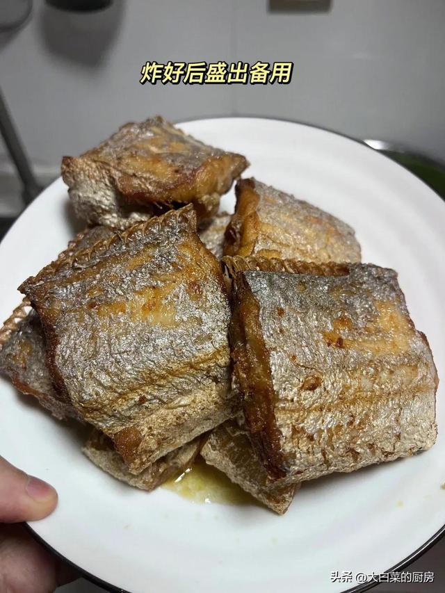 干烧带鱼怎么做，干烧带鱼 快乐生活一点通（今天展示一道老爸的拿手好菜干烧带鱼）