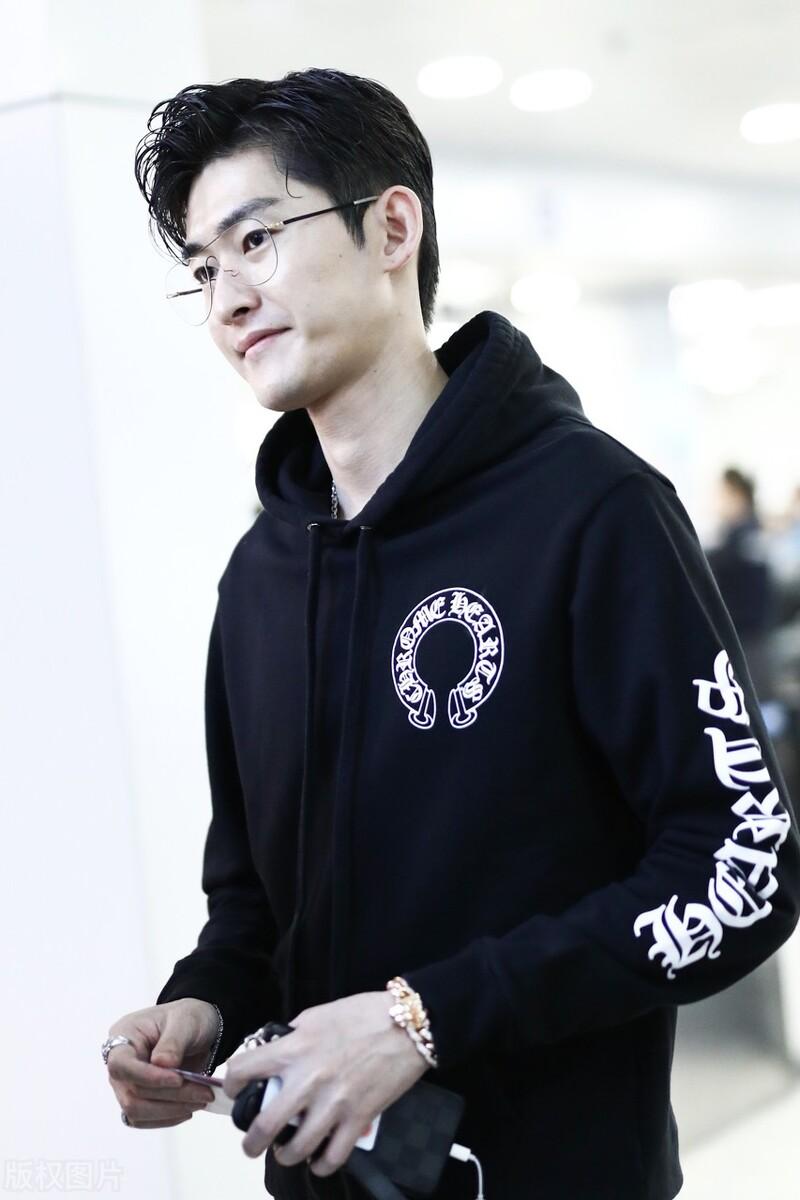 张翰的眼睛(张翰还是戴眼镜的时候比较帅) - 龙腾网