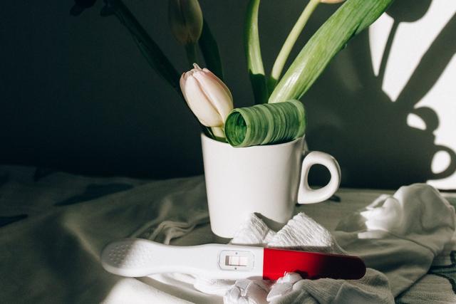 往尿里放点啥能试出怀孕，什么药混尿里会假怀孕（如何判断自己真的怀孕了）