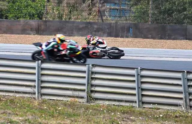 如何成为一名职业赛车手，怎么成为职业赛车手（原来普通人也可以成为专业车手）