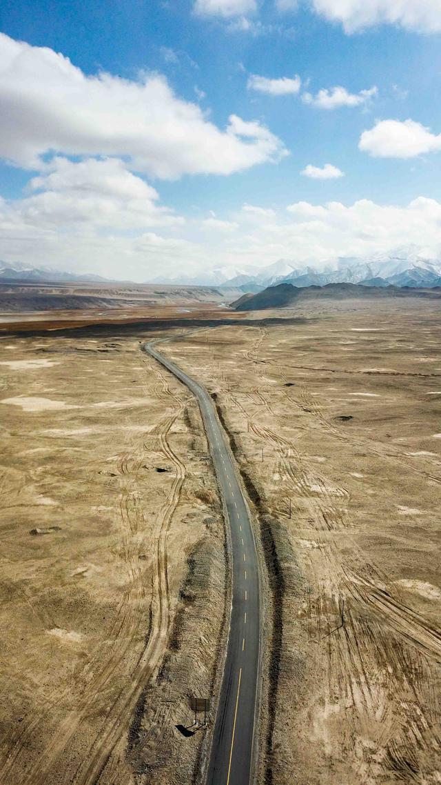 新疆多个休眠火山，新疆有火山岩吗（新疆神秘的帕​米尔之眼）