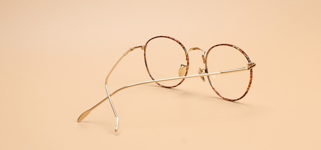 脸大适合戴什么眼镜，大脸适合带什么样的眼镜（大饼脸挑眼镜，小心这3个雷区）