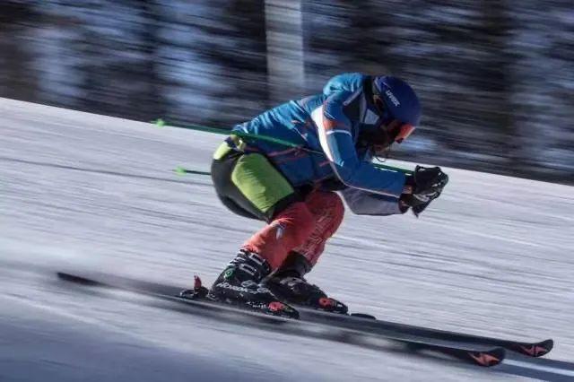 滑雪单板和双板哪个难，滑雪装备一套下来多少钱（单板滑雪好学还是双板滑雪好学）