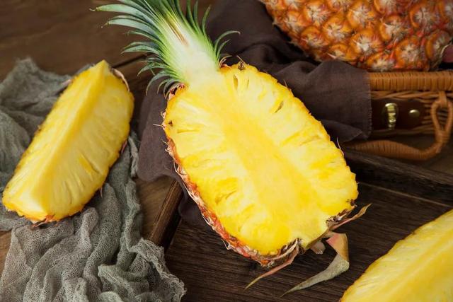 凤梨里面是籽还是虫，凤梨里面的是黑籽还是虫卵（现在还有多少人不知道菠萝和凤梨的关系）