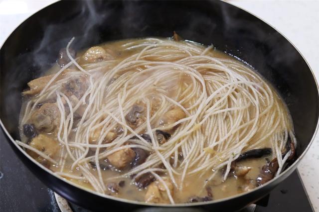 小鸡炖蘑菇用的什么蘑菇，小鸡炖蘑菇的蘑菇是哪一种（做东北菜小鸡炖蘑菇，用什么菇）