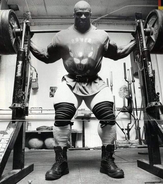 健美祖师爷罗尼各种纪录，罗尼被“希腊大灰熊”的举重视频震惊了