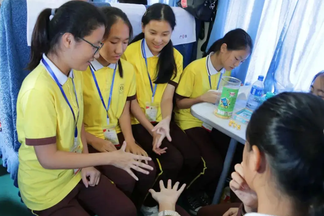 初中上私立有什么好处，亲姐俩分别读公立初中和读私立学校