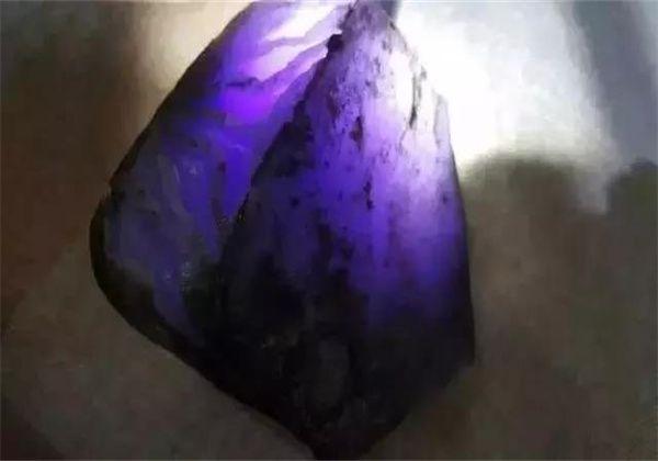 帝王紫和帝王绿翡翠哪个好，红翡翠和帝王绿哪个比较值钱（10万块钱买来的翡翠原石）