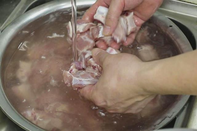 猪排骨怎样做好吃，排骨的正确做法最简单的（香到骨头里）