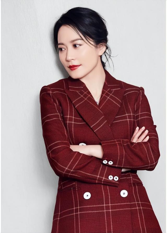 气质和教养是装不出来的，内心很干净人的特点（她的五官和轮廓是所有女演员中最美的）