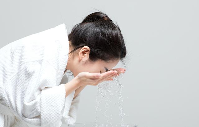 洗面奶的正确用法，洗面奶的正确用法一天几次（是保证好气色的基础）