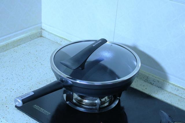 什么品牌的炒锅最好用，什么品牌的炒锅最好用又省电（不惧怕各种暴力测试的锅才是好锅）