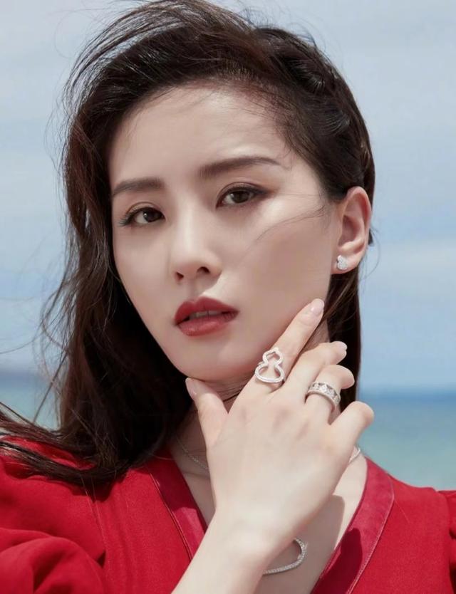 雅诗兰黛精华液适合什么皮，雅诗兰黛精华液适合什么皮肤（雅诗兰黛初抗老首选）