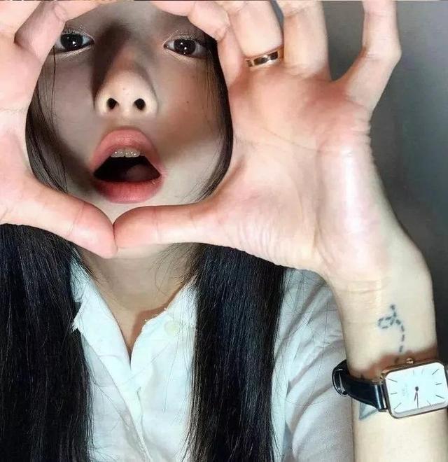 不该沉默时沉默，微信头像，全都怪我，不该沉默时沉默，该勇敢时软弱。（沉默不是没情绪只是觉得说出来没意义）
