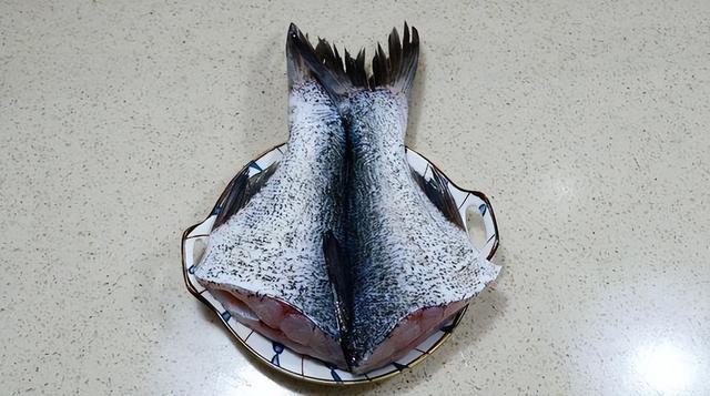 葱油鱼怎么做好吃，葱油鱼怎么做好吃视频（我准会做“一鱼三吃”）