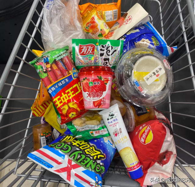 小孩爱吃的各种糖果零食，这6款零食多囤些