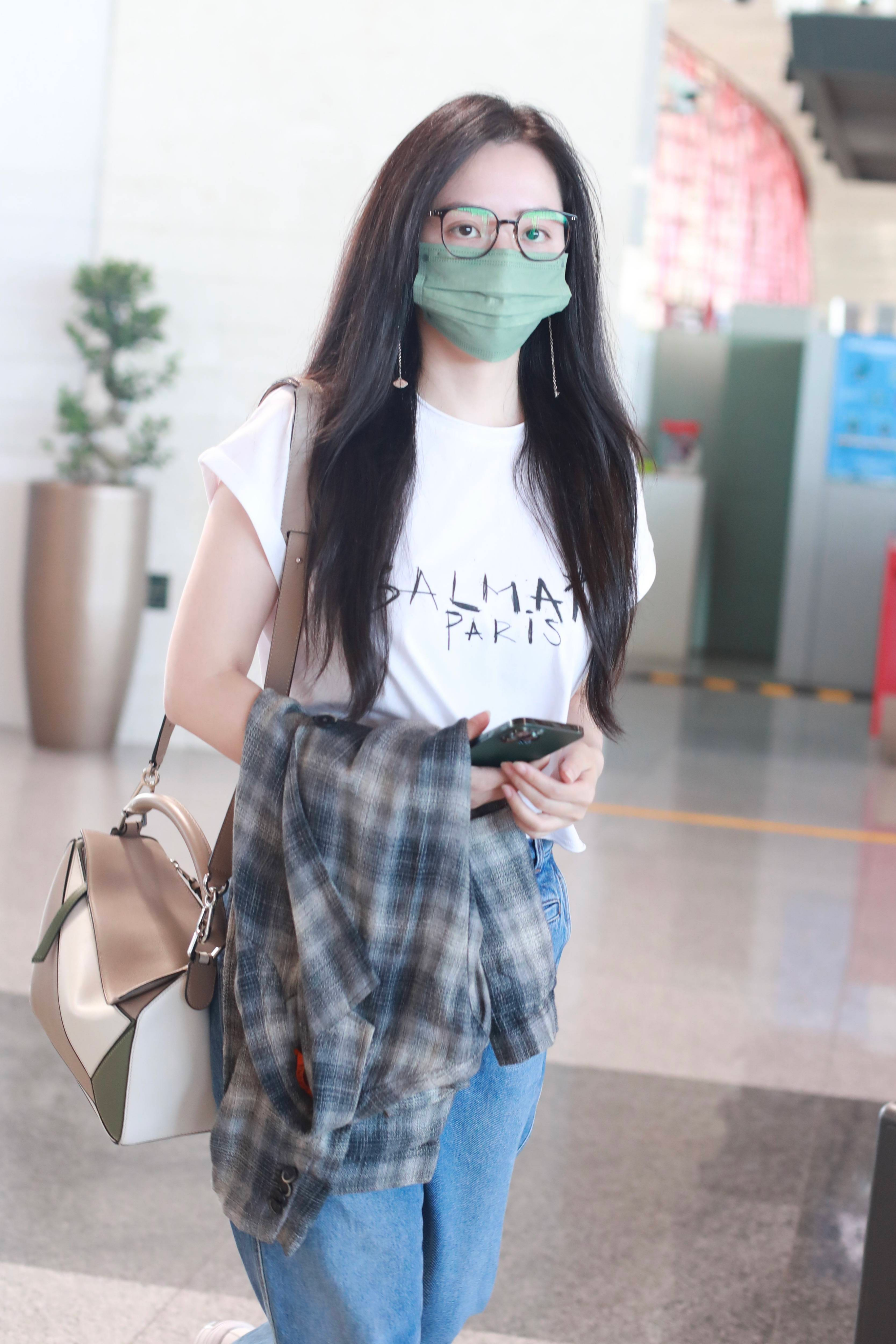 张靓颖素颜走机场 身型微胖昂首阔步状态超好