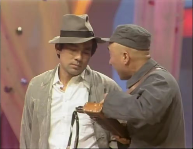 朱时茂春晚最新消息，与旗袍美女饮酒红光满面